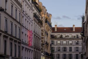 Façade de l’Hôtel Amour à Paris 9ème, boutique hôtel à Montmartre.