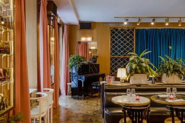 intérieur du restaurant Grand Amour, un restaurant avec ambiance et déco vintage