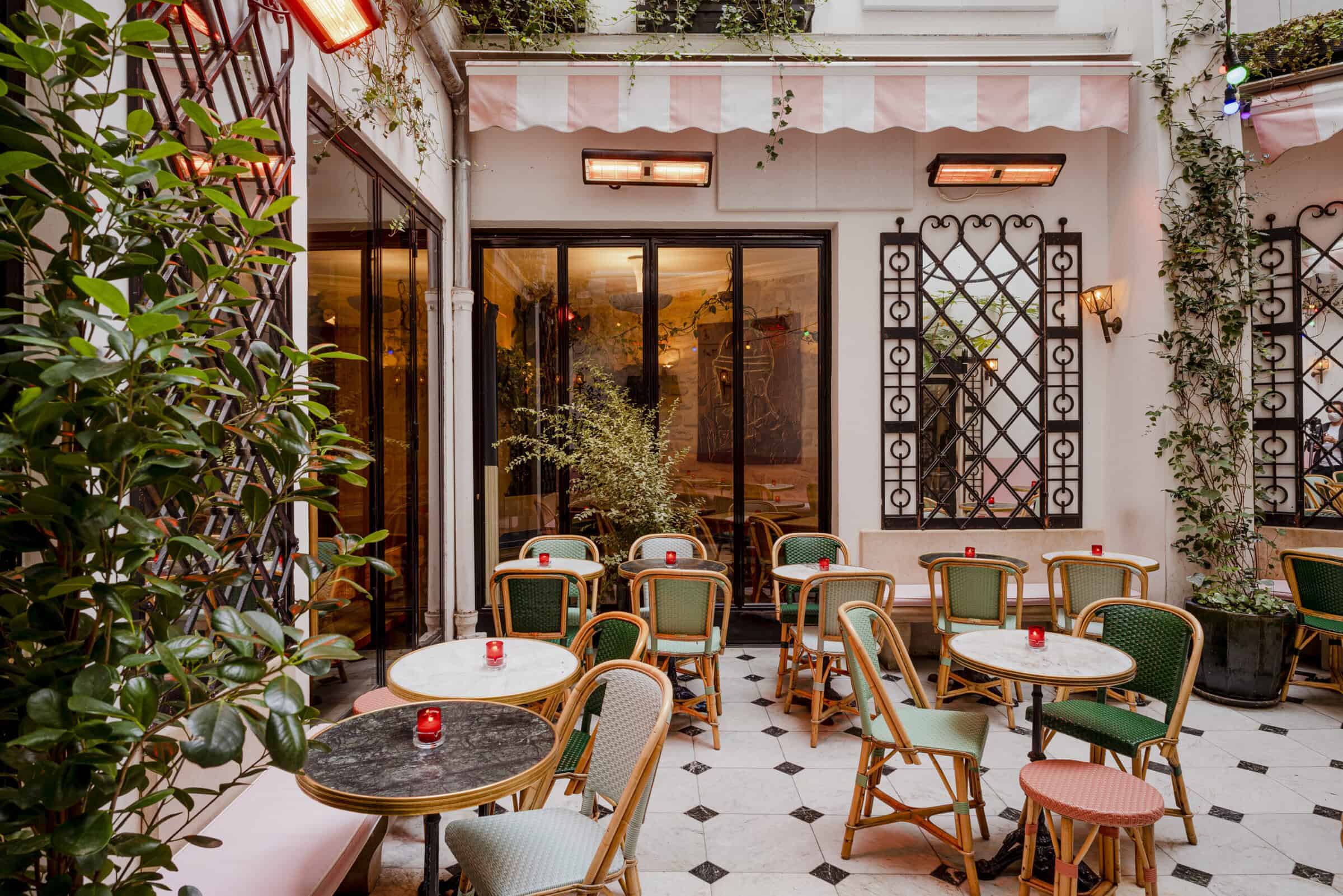 Patio intérieur du restaurant Grand Amour, ambiance singulière