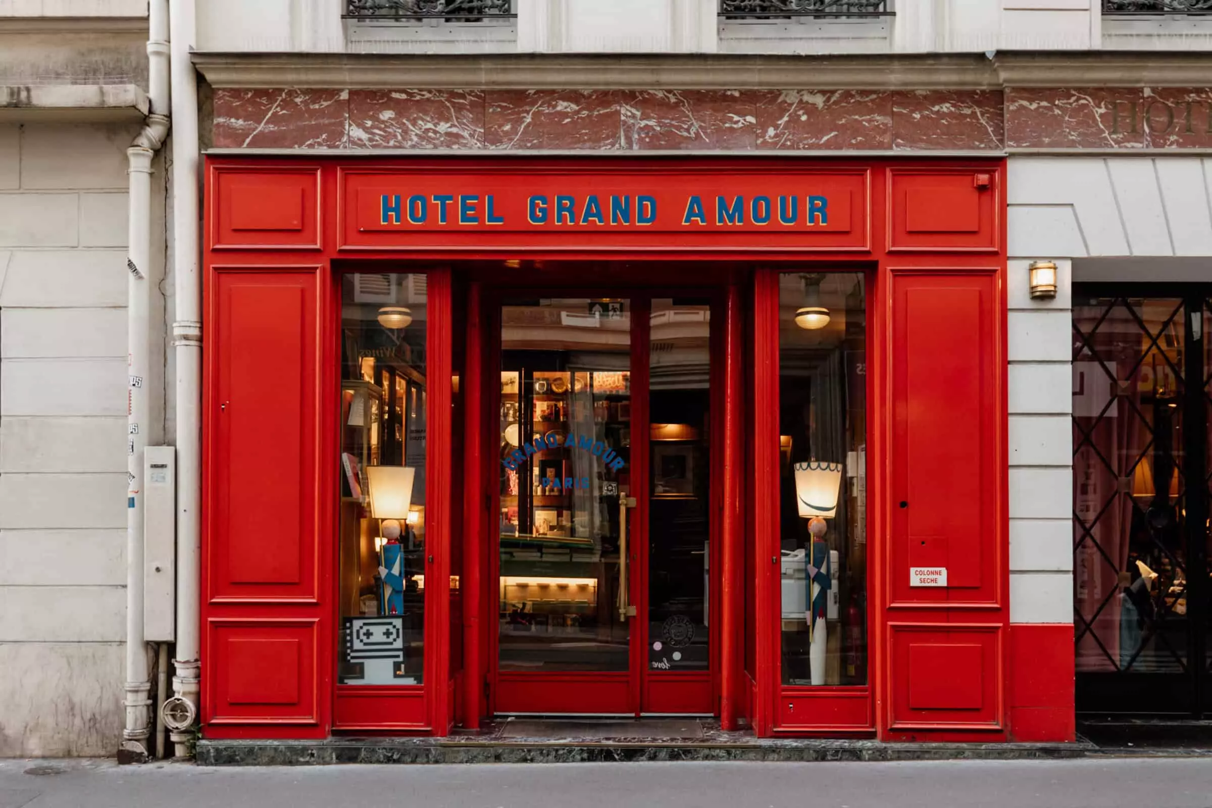 restaurant-grand-amour-bar-musique façade du restaurant Grand Amour avec bar musique et atmosphère club