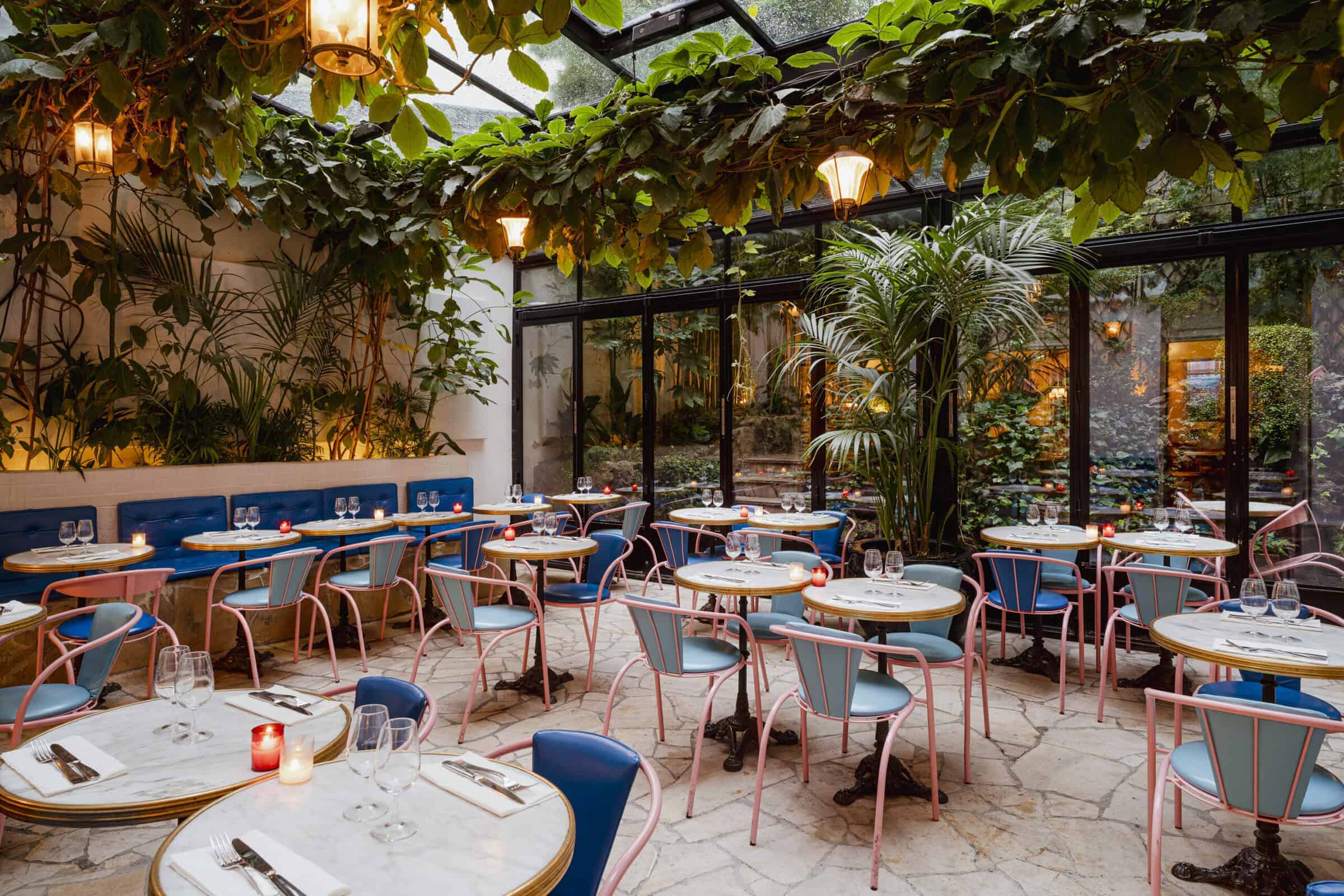 Véranda végétalisée du restaurant de l’Hôtel Amour à Pigalle, Paris 9.