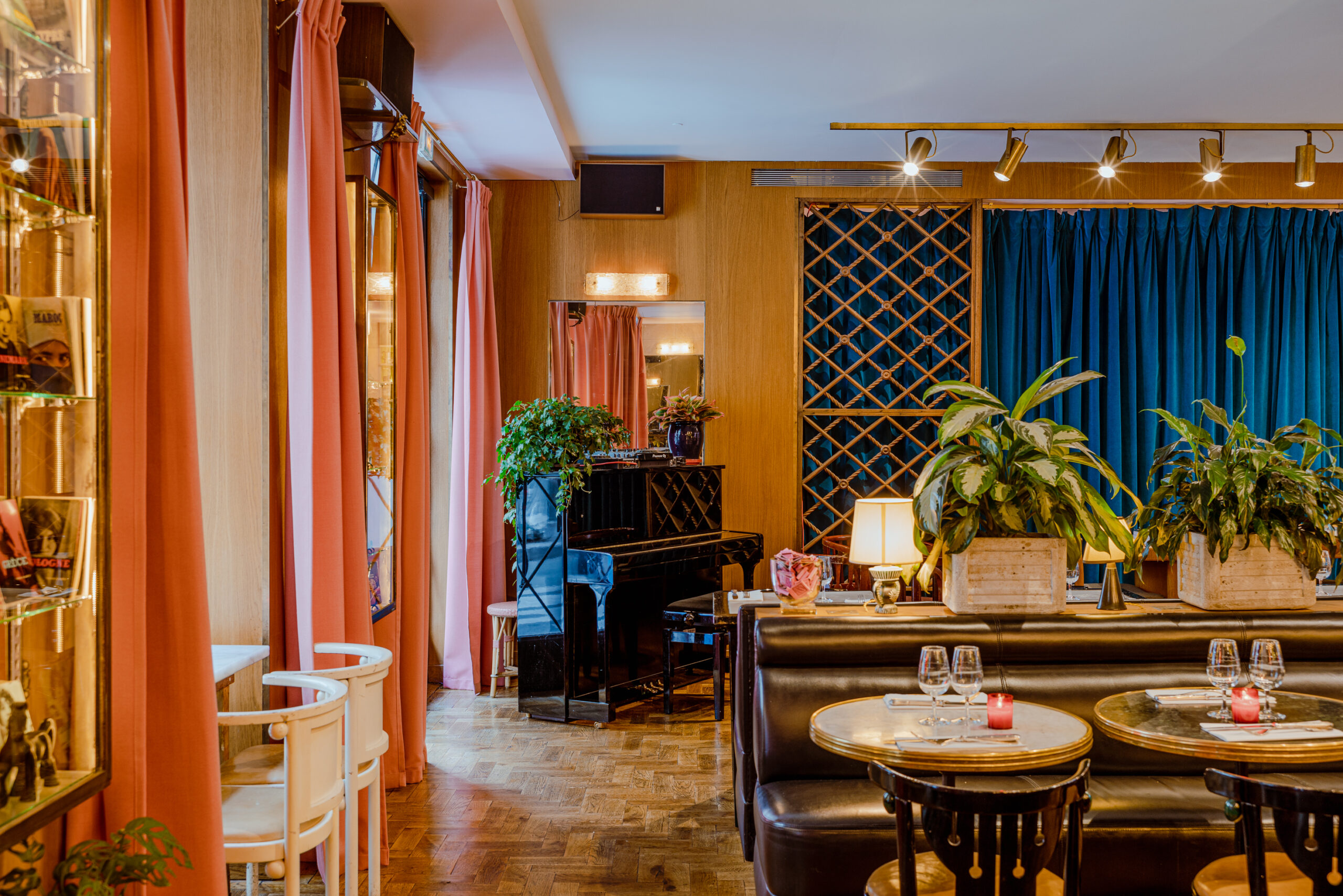 intérieur du restaurant Grand Amour, un restaurant avec ambiance et déco vintage